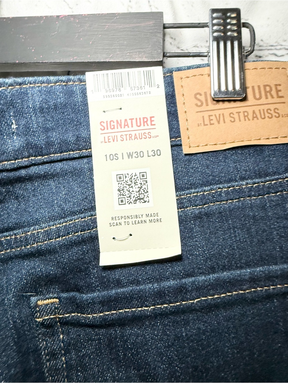 NWT. Women's Dark Blue Stretch Straight Jeans. Size 30 - Picture 3 of 5